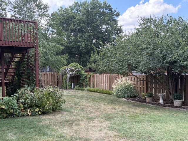 1099 E Nottingham Lane, Springfield, MO 65810