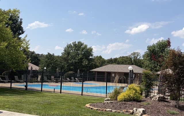 1099 E Nottingham Lane, Springfield, MO 65810