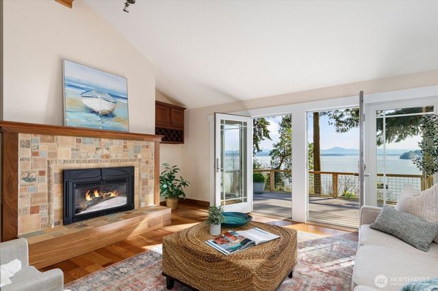 5051 Waterside Ln, Langley, WA 98260