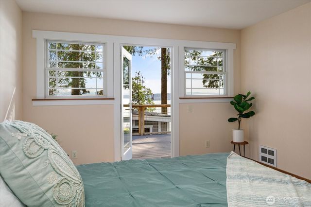 5051 Waterside Ln, Langley, WA 98260