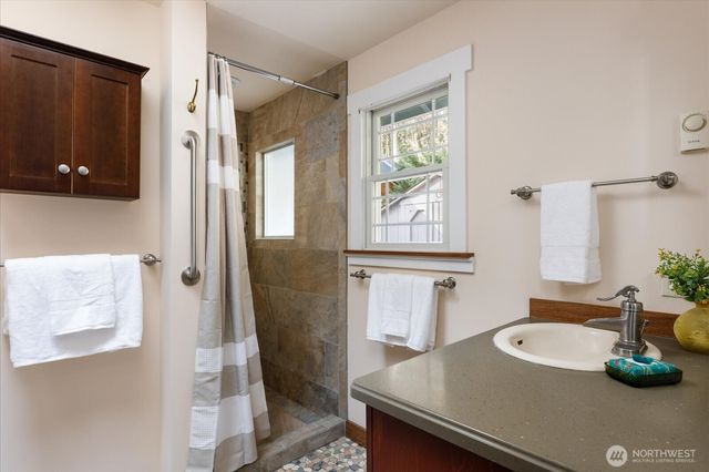 5051 Waterside Ln, Langley, WA 98260