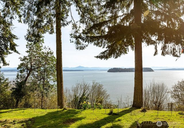 5051 Waterside Ln, Langley, WA 98260