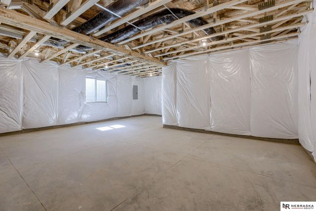 11260 Portage Drive, Papillion, NE 68046