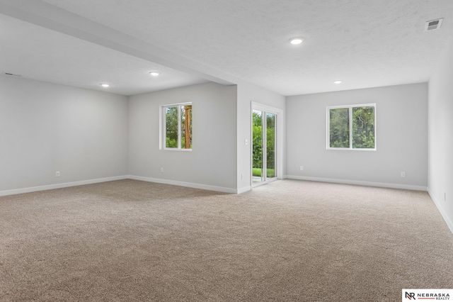 11260 Portage Drive, Papillion, NE 68046