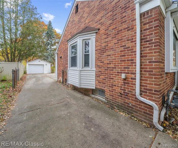 9951 Berwyn, Redford, MI 48239