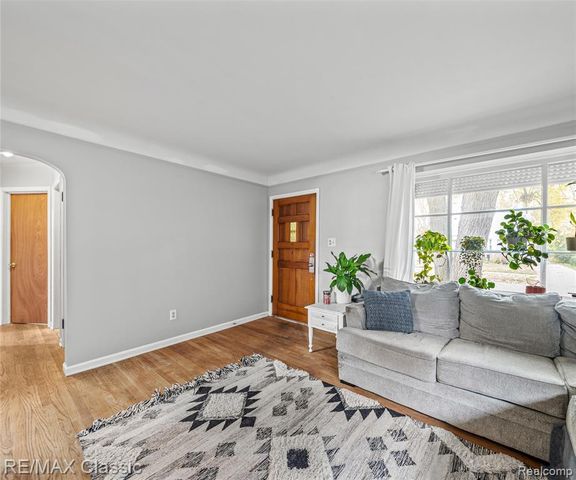 9951 Berwyn, Redford, MI 48239