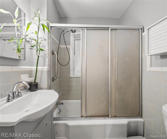 9951 Berwyn, Redford, MI 48239