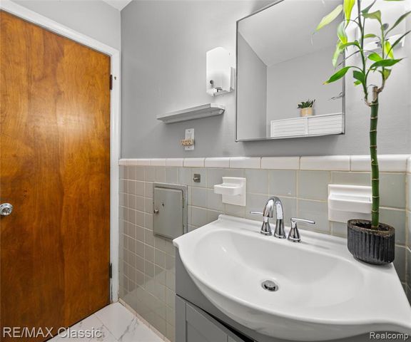 9951 Berwyn, Redford, MI 48239