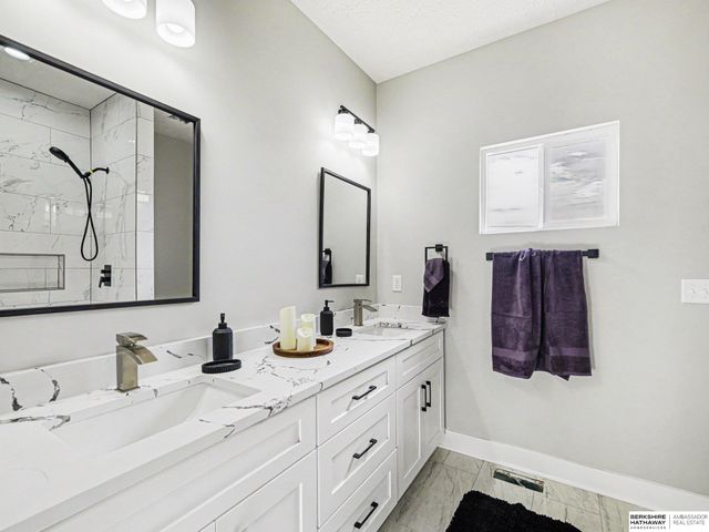7702 S 33 Avenue, Omaha, NE 68147