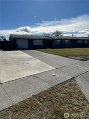 9020 McConnell Drive #A & #B, Moses Lake, WA 98837