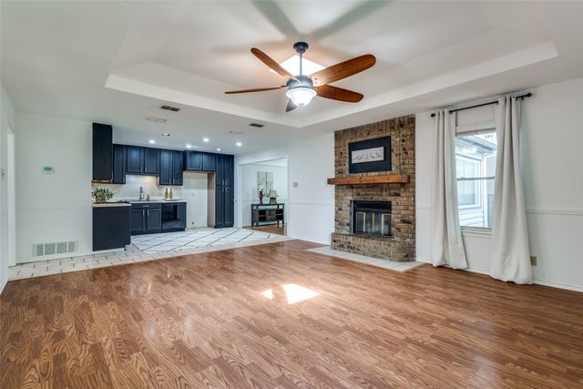 209 N Walnut Creek Drive, Azle, TX 76020