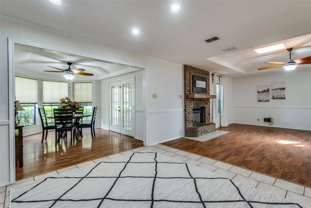 209 N Walnut Creek Drive, Azle, TX 76020
