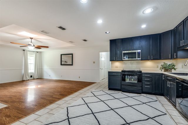 209 N Walnut Creek Drive, Azle, TX 76020