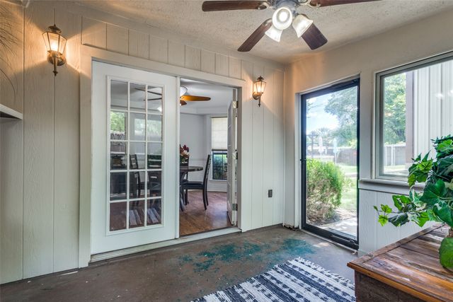 209 N Walnut Creek Drive, Azle, TX 76020