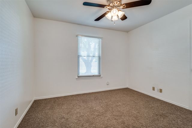 209 N Walnut Creek Drive, Azle, TX 76020