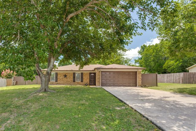 209 N Walnut Creek Drive, Azle, TX 76020