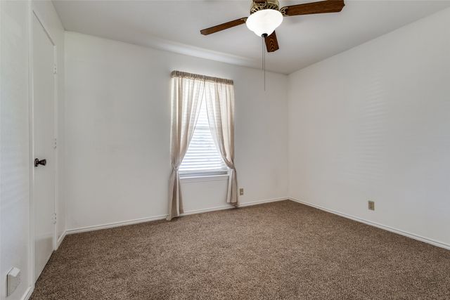209 N Walnut Creek Drive, Azle, TX 76020