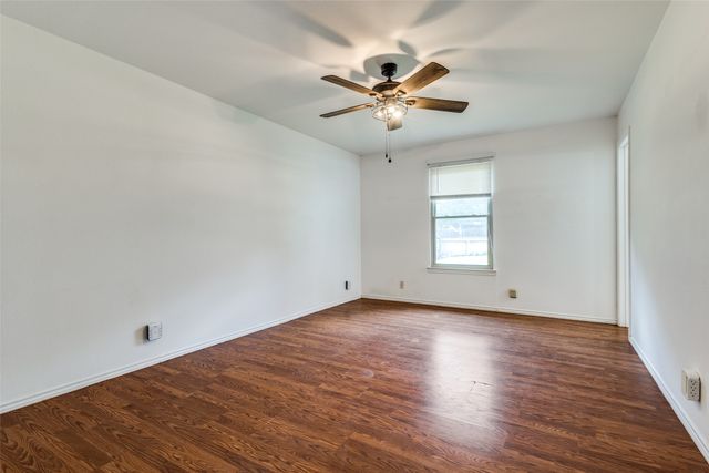209 N Walnut Creek Drive, Azle, TX 76020