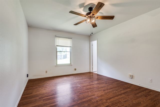 209 N Walnut Creek Drive, Azle, TX 76020
