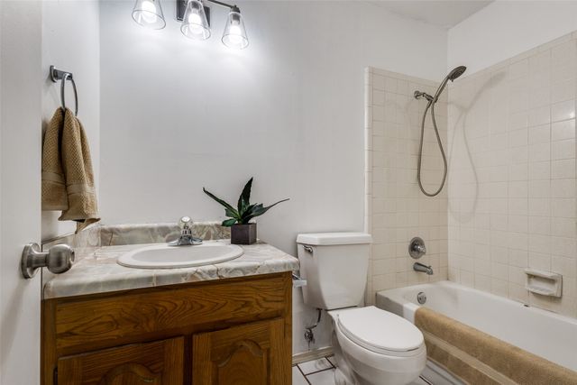 209 N Walnut Creek Drive, Azle, TX 76020