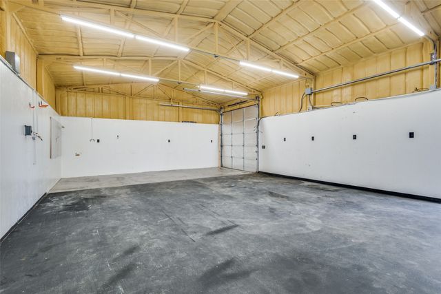 209 N Walnut Creek Drive, Azle, TX 76020