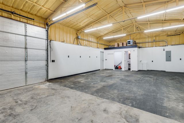 209 N Walnut Creek Drive, Azle, TX 76020