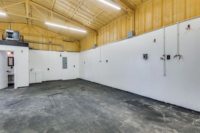 209 N Walnut Creek Drive, Azle, TX 76020