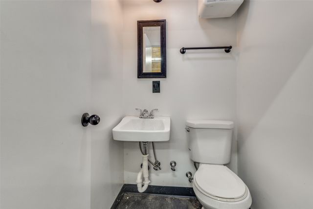 209 N Walnut Creek Drive, Azle, TX 76020