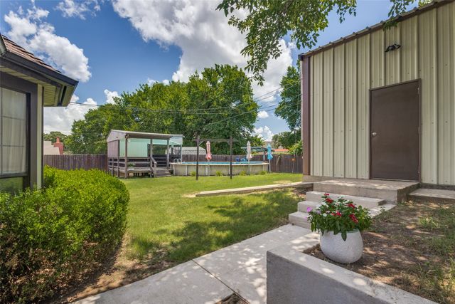 209 N Walnut Creek Drive, Azle, TX 76020