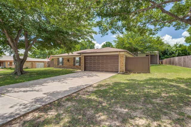 209 N Walnut Creek Drive, Azle, TX 76020