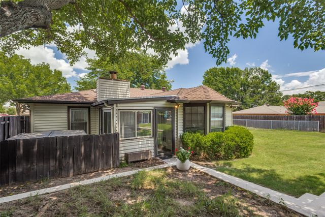 209 N Walnut Creek Drive, Azle, TX 76020