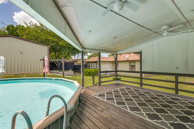 209 N Walnut Creek Drive, Azle, TX 76020