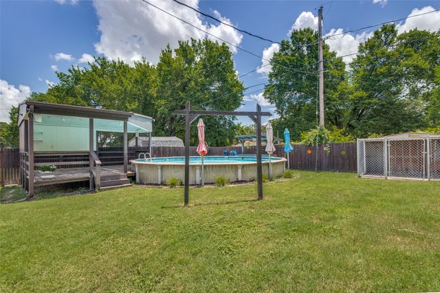 209 N Walnut Creek Drive, Azle, TX 76020
