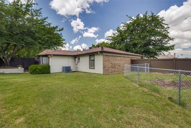 209 N Walnut Creek Drive, Azle, TX 76020