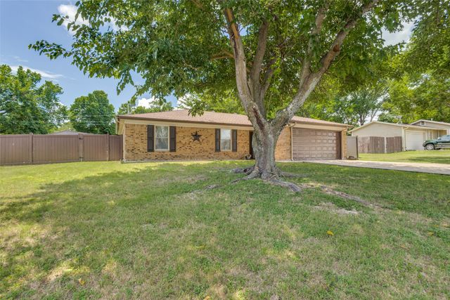 209 N Walnut Creek Drive, Azle, TX 76020