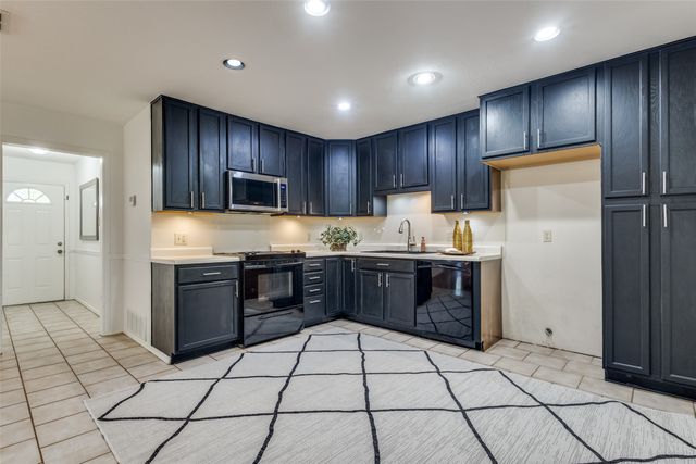 209 N Walnut Creek Drive, Azle, TX 76020