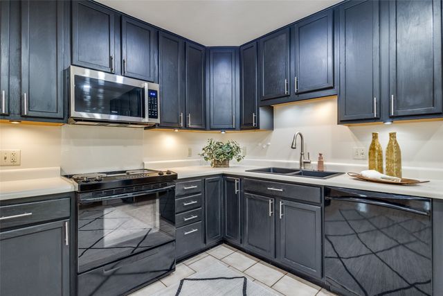 209 N Walnut Creek Drive, Azle, TX 76020
