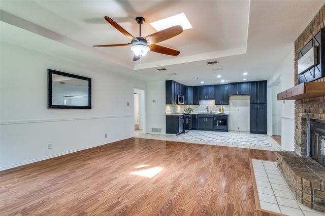 209 N Walnut Creek Drive, Azle, TX 76020