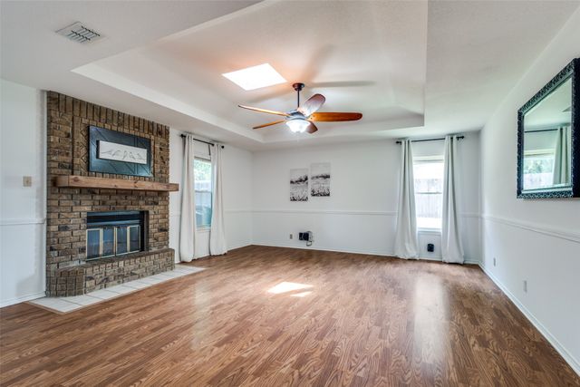 209 N Walnut Creek Drive, Azle, TX 76020
