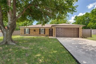 209 N Walnut Creek Drive, Azle, TX 76020