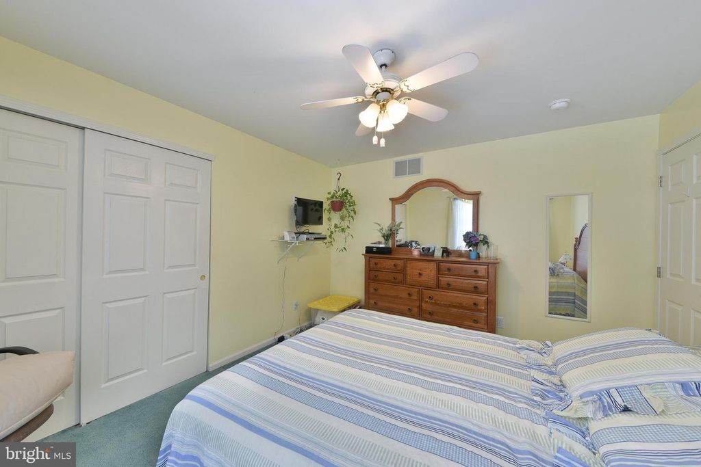 1 SUNNYSIDE CT, Marlton, NJ 08053