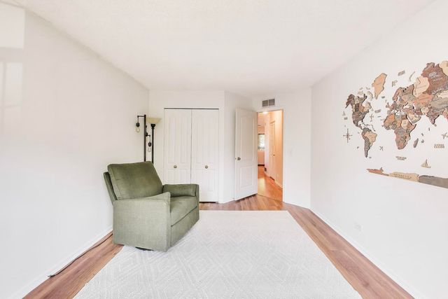 306 CARRIAGE Way 2C, Bloomingdale, IL 60108