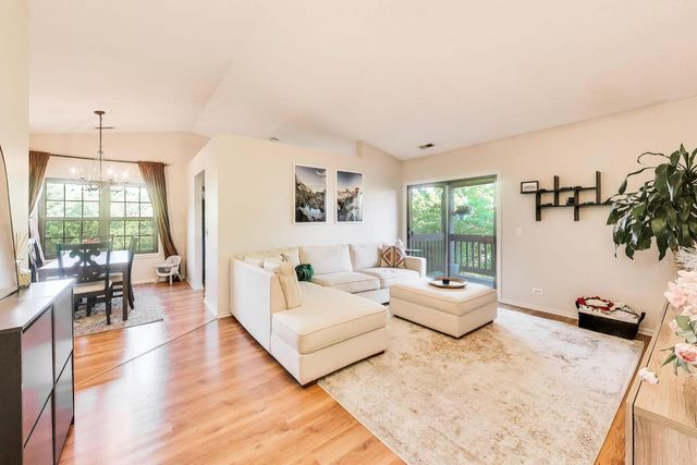 306 CARRIAGE Way 2C, Bloomingdale, IL 60108