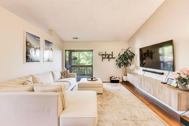 306 CARRIAGE Way 2C, Bloomingdale, IL 60108