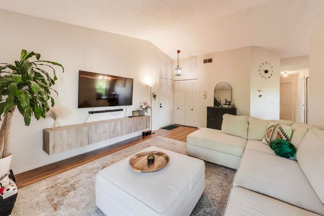 306 CARRIAGE Way 2C, Bloomingdale, IL 60108