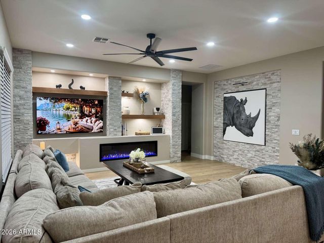 2031 W CHIMNEY ROCK Road, Phoenix, AZ 85085