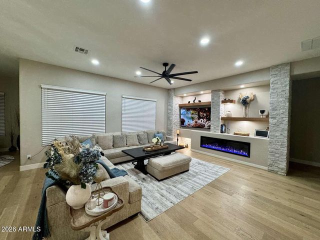 2031 W CHIMNEY ROCK Road, Phoenix, AZ 85085