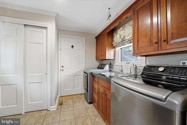 1 OAK TREE LN, Malvern, PA 19355