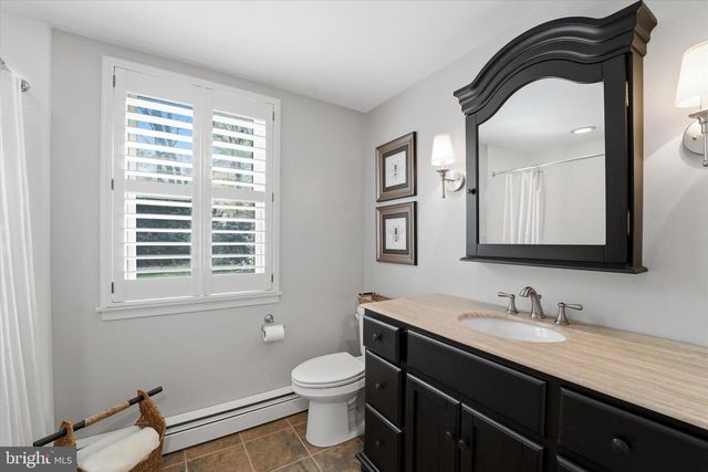 1 OAK TREE LN, Malvern, PA 19355