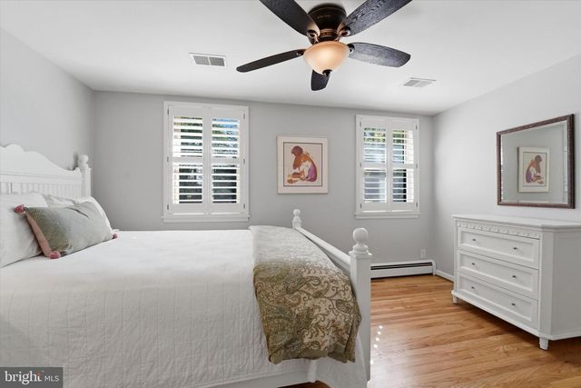 1 OAK TREE LN, Malvern, PA 19355